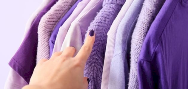 ما هي الألوان التي تتناسب مع اللون البنفسجي في الملابس؟