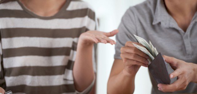 كيفية التعامل مع الزوج الحريص ماديًا: أهم النصائح