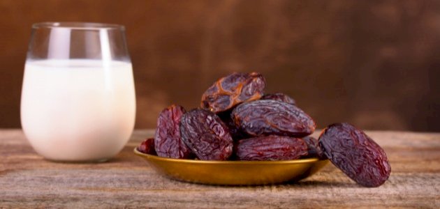 فوائد التمر والحليب للبشره