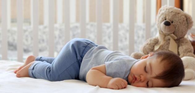 أضرار نوم الرضيع على بطنه