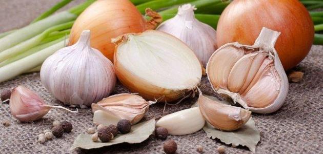 طريقة إزالة رائحة الثوم من الشّعَر